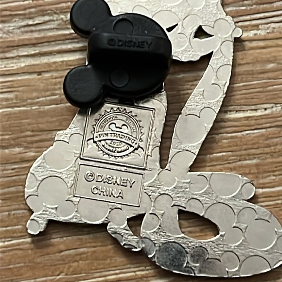 Disney 2020 Rupunzel official Disney trading pin with logo on the back. - Picture 3 of 4